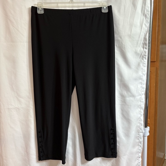 Frank Lyman Design Black Capris with Button Detail 10 Cocktail Party Event - Picture 1 of 5